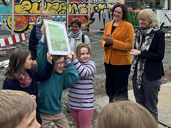 Die Senatorin für Umwelt, Klima und Wissenschaft, Kathrin Moosdorf (2. von rechts), und die Geschäftsführerin des Umweltbetriebs Bremen, Viola Hellwag (rechts), haben heute die neuen Pflanzungen auf dem Delmemarkt vorgestellt, für die künftig die Schülerinnen und Schüler der Schule an der Kantstraße die Patenschaft übernehmen möchten. 