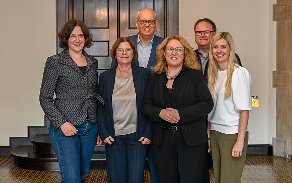 Senatskommission für Wohnungsbau hat unter dem Vorsitz von Bürgermeister Andreas Bovenschulte (3. von li.) ihre Arbeit aufgenommen. Stellvertretende Vorsitzende ist Özlem Ünsal, Senatorin für Bau, Mobilität und Stadtentwicklung (4. von li.). Weitere Mitglieder: die Senatorin für Umwelt, Klima und Wissenschaft, Kathrin Moosdorf (li.), die Senatorin für Wirtschaft, Häfen und Transformation, Kristina Vogt (2. von li.), der Senator für Finanzen, Björn Fecker (2. von re.) und die Senatorin für Arbeit, Soziales, Jugend und Integration, Claudia Schilling, hier vertreten durch Staatsrätin Kirsten Kreutzer (re.). 