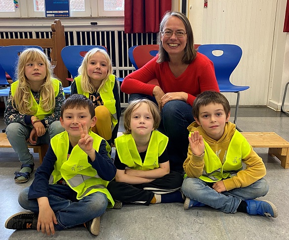 Kinder der Grundschule der Stader Straße nahmen stellvertretend für alle Schulanfängerinnen und Schulanfänger in Bremen und Bremerhaven Warnwesten von Kinder- und Bildungssenatorin Sascha Karolin Aulepp in Empfang. 