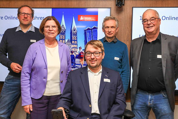 Gratulierten zum zehnjährigen Bestehen des Stadtführer barrierefreies Bremen: (v.l.) Henning Sklorz (Abteilungsleiter Bremen Online bei der WFB Wirtschaftsförderung Bremen GmbH), Senatorin Kristina Vogt (Senatorin für Wirtschaft, Häfen und Transformation), Landesbehindertenbeauftragter Arne Frankenstein, Wilhelm Winkelmeier (Geschäftsführer SelbstBestimmt Leben e.V.), Christoph Theiling (Geschäftsführer p+t planung).