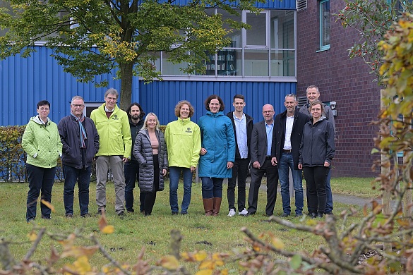 Gemeinsam für mehr Biodiversität auf Firmengeländen: Die am Modellvorhaben beteiligten und interessierten Unternehmen mit Vertreterinnen und Vertretern des BUND Bremen der Geschäftsstelle Umwelt Unternehmen, der WFB Wirtschaftsförderung Bremen und Umweltsenatorin Kathrin Moosdorf (Mitte).