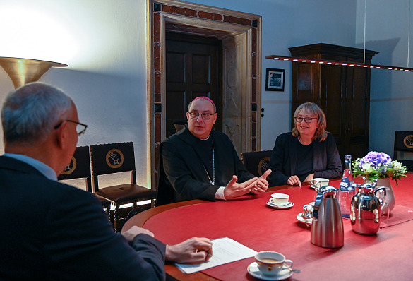 Der neue Bischof von Osnabrück, Dr. Dominicus Meier, bei seinem Antrittsbesuch bei Bürgermeister Andreas Bovenschulte. Mit im Bild Martina Höhns, Referatsleiterin Interkulturelle und interreligiöse Angelegenheiten, Angelegenheiten der Religionsgemeinschaften.