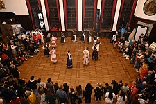 Die Kroatische Kulturgemeinschaft Bremen tanzt in der Festhalle. 