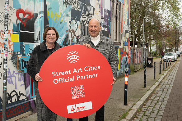 Glücklich über den Titel Bremen als Street Art City: Kristina Vogt, Senatorin für Wirtschaft, Häfen und Transformation, und Oliver Rau, Geschäftsführer der WFB Wirtschaftsförderung Bremen GmbH. 