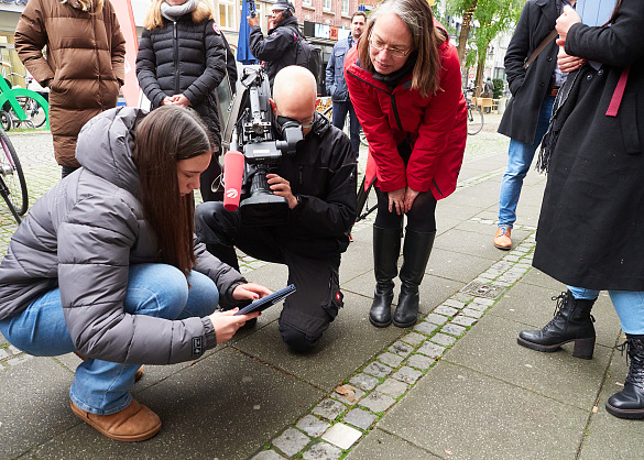 Schülerin Ida von der Wilhelm-Focke-Oberschule zeigt mit Senatorin Aulepp, wie die Stolperstein-App Erinnerung lebendig macht. 