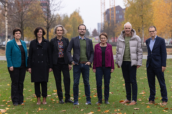 Staatsrat Jan Fries (r.) begrüßte die Mitglieder des Sachverständigenrats Klima und die Geschäftsführerin der zur Unterstützung der Arbeit des Gremiums eingerichteten Geschäftsstelle, Helga Hendricks (l.). Dem Sachverständigenrat Klima gehören Dr. Wiebke Zimmer, Prof. Dipl.-Ing. Michaela Hoppe, Prof. Dr. Torben Klarl, Prof. Dr. Ines Weller, Prof. Dr. Gerrit Lohmann (v. l.) und Dr. Felix Christian Matthes (nicht im Bild) an.