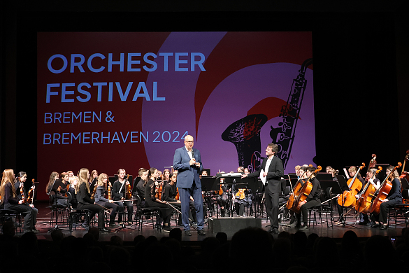 Bürgermeister Andreas Bovenschulte und Marc Niemann bei der Eröffnung des Orchesterfestivals auf der Bühne im Stadttheater Bremerhaven.