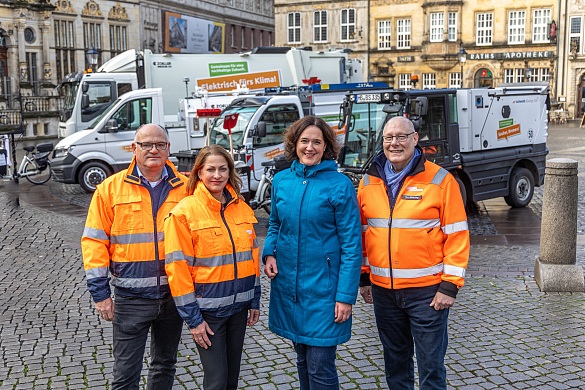 Volker Ernst, Daniela Enslein, Katrin Moosdorf und Thomas Möhring (v.l.) präsentierten gemeinsam einen Teil der neuen E-Flotte auf dem Bremer Marktplatz.