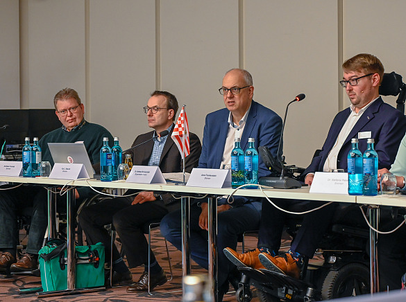 Andreas Bovenschulte (mitte) spricht anlässlich des Treffens mit den Beauftragten von Bund und Ländern für die Belange von Menschen mit Behinderungen (KBB). Andreas Conrads (links außen), Kai Steuck (links) und Arne Frankenstein (rechts).