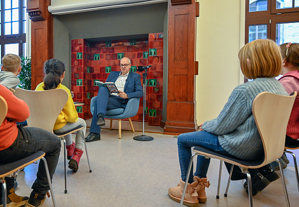 Bei der Lesung in der Stadtbibliothek griff Bürgermeister Andreas Bovenschulte zu einem Klassiker der Kinderliteratur: Er las aus Das Mini-Sams ist weg.