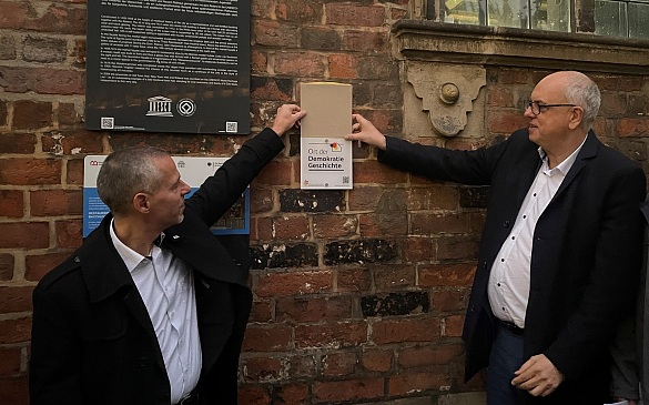 Markus Lang (links) von der Stiftung Orte der Deutschen Demokratiegeschichte und Bürgermeister Andreas Bovenschulte enthüllten die Plakette am Alten Rathaus. 