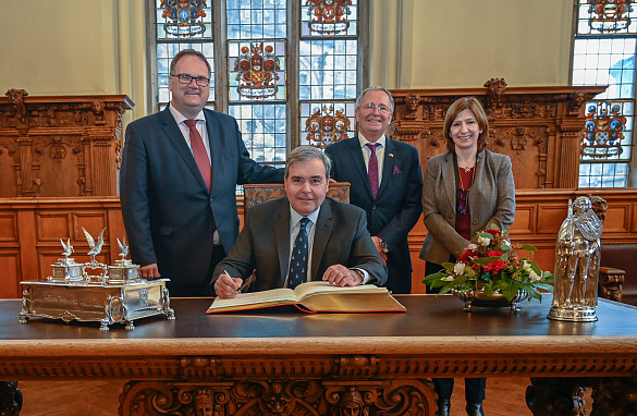 Bürgermeister Björn Fecker begrüßte den Botschafter Uruguays, Fernando Miguel López Fabregat, Honorarkonsul  Marko Mock und Generalkonsulin Liliàn Zulma Silveira Faraco (von links).