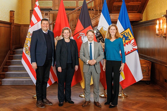 Die Finanzministerinnen und –minister der Nordländer haben sich über die angespannte Haushaltslage und Verwaltungsmodernisierung ausgetauscht: Hamburgs Finanzsenator Dr. Andreas Dressel, die Bremer Staatsrätin beim Finanzsenator Wiebke Stuhrberg, der niedersächsische Finanzminister Gerald Heere und die schleswig-holsteinische Finanzministerin Dr. Silke Schneider (v.l.). 