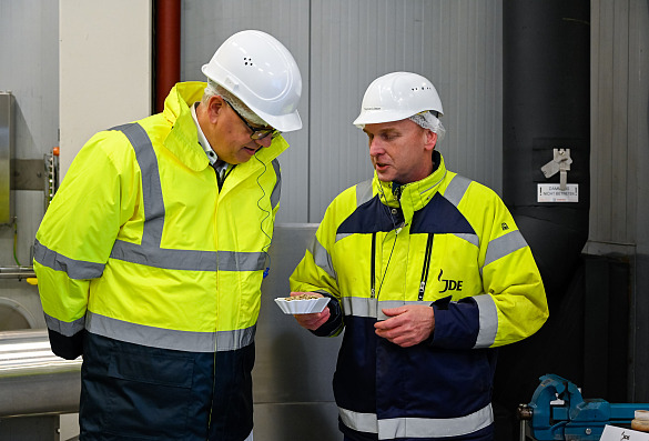 Rundgang durch das Kaffeewerk von JDE: Bürgermeister Andreas Bovenschulte zusammen mit Produktionsleiter Thomas Lübsen. Foto: Senatspressestelle