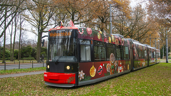 Die liebevoll gestaltete Weihnachtsstraßenbahn ist ab sofort auf unterschiedlichen Linien unterwegs.