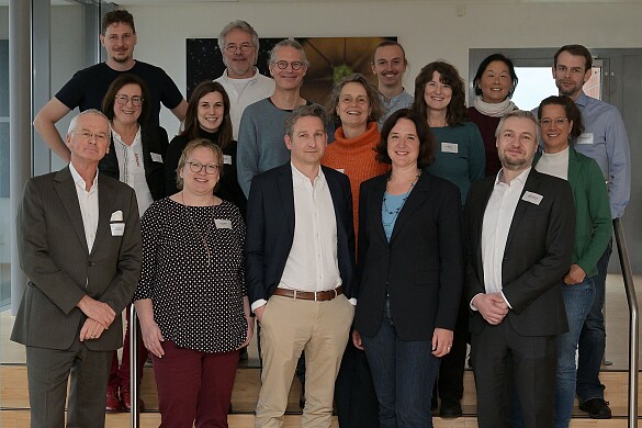 Kathrin Moosdorf, Senatorin für Umwelt, Klima und Wissenschaft, (vordere Reihe, 2. von rechts) mit Vertreterinnen und Vertretern der Leitung aller vier Hochschulen des Landes Bremen und dem Bregos-Team.