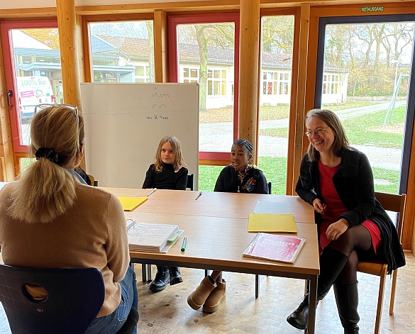 Beim Auftakt ihrer Startchancentour traf Senatorin Sascha Karolin Aulepp auf Cathy und Annabell, die mit Andrea Mierig, Leiterin des Duden-Instituts in Bremen, Lesen und Schreiben üben (von rechts nach links). 