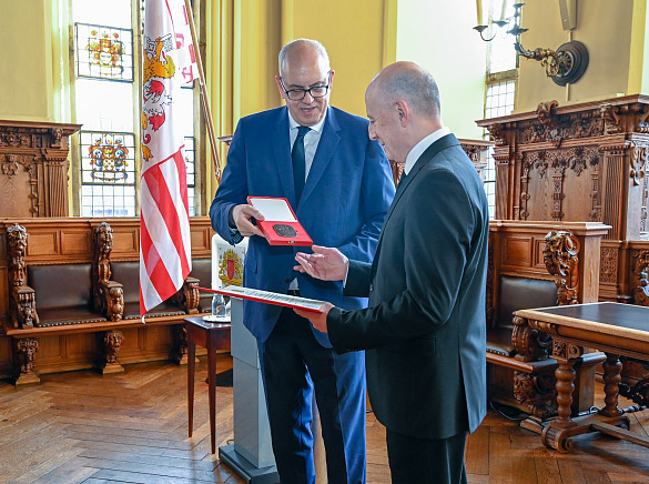 Bürgermeister Andreas Bovenschulte überreicht die Senatsmedaille für Kunst und Wissenschaft an Paavo Järvi.