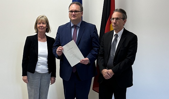 Bremens Finanzsenator Björn Fecker (Mitte) und die beiden Co-Vorsitzenden des Stabilitätsrates, die rheinland-pfälzische Finanzministerin Doris Ahnen sowie Bundesfinanzminister Dr. Jörg Kukies haben die Verwaltungsvereinbarung zum Sanierungsprogramm unterschrieben. 