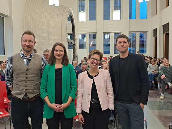 Prof. Dr. Alexander Thiele von der Business Law School Berlin, Prof. Dr. Pia Lange vom Zentrum für Europäische Rechtspolitik der Universität Bremen, Justizsenatorin Dr. Claudia Schilling und Dr. Ronen Steinke von der Süddeutschen Zeitung im Forum am Domshof vor Beginn der fünften Bremer Gespräche zum Rechtsstaat.