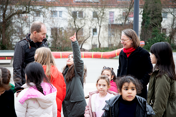 Bildungssenatorin Sascha Karolin Aulepp und Schulleiter Thomas Murken ließen sich von Kindern der Grundschule am Pastorenweg zeigen, welche Spielgeräte auf dem Schulhof noch fehlen.