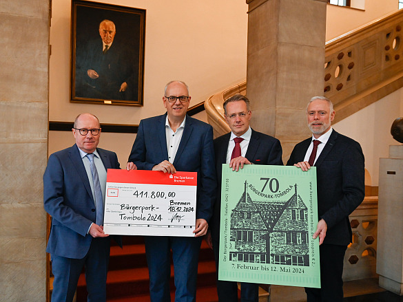 Symbolische Scheckübergabe mit Tombola-Geschäftsführer Dietmar Hoppe, Bürgermeister Andreas Bovenschulte, Prof. Dr. Dietrich Grashoff (Präsident des Bürgerparkvereins) und Parkdirektor Tim Großmann (v.l.n.r.).