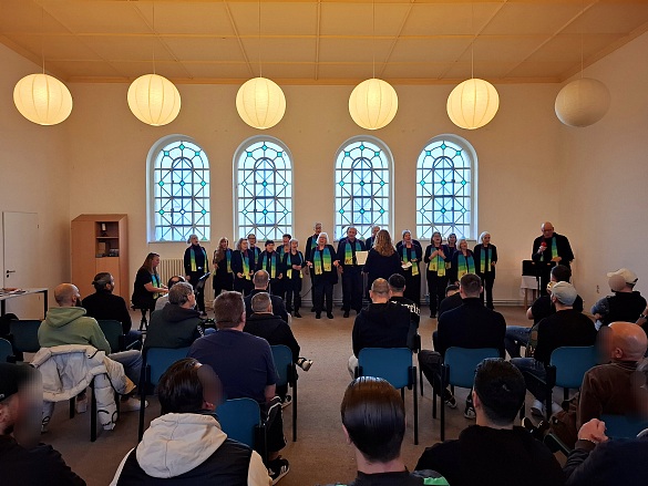 Die Huder Gospelsingers vor dem Publikum in der JVA Bremen. 