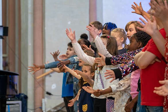 Young Voices in Aktion bei einem Chorfest: Die Teilnahme an dem Gesangsprojekt ist für Kinder kostenlos.