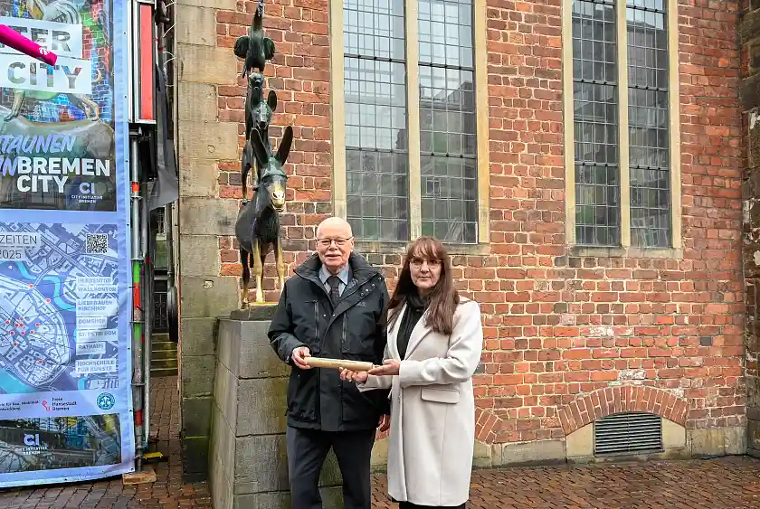 Brandenburgs Innenministerin Katrin Lange überreicht den Staffelstab an Innensenator Ulrich Mäurer. Brandenburgs Innenministerin Katrin Lange überreicht den Staffelstab an Innensenator Ulrich Mäurer.