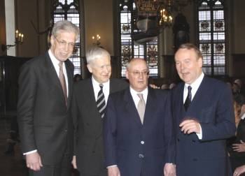 Auf dem Foto in der Oberen Rathaushalle (von links): Bürgermeister Dr. Henning Scherf, Bernd Hockemeyer, Uwe Hollweg und Bürgermeister Hartmut Perschau.